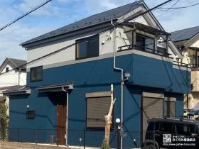 切妻屋根に似合うブルー×グレーのツートンカラー外壁塗装