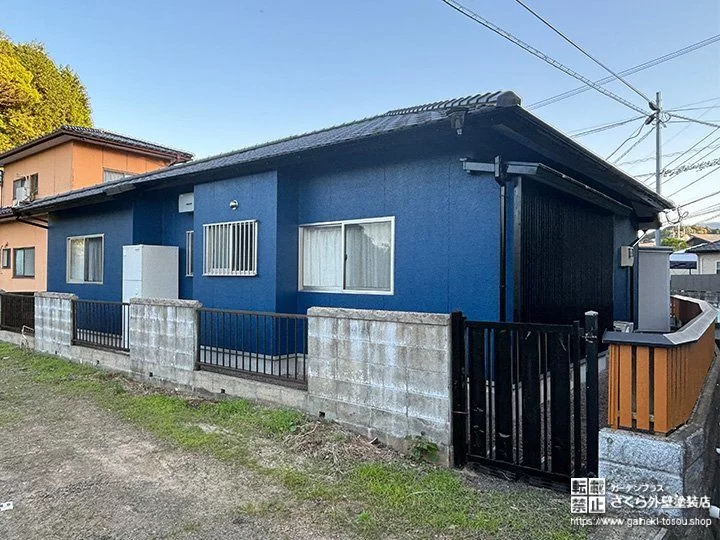 No.417 ブルーの外壁がフェンスの木目を際立てる外壁塗装・屋根塗装[塗装後]