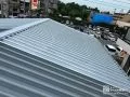 板金屋根の塗装工程 板金屋根は最初に全体をケレン後、塗装を行います。[下塗り途中の様子]