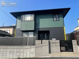 グリーンとグレーのツートンカラーがおしゃれさを際立てる外壁塗装・屋根塗装工事