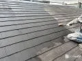 屋根塗装の様子 経年劣化した屋根を綺麗にメンテナンスしました。[屋根塗装_下塗り]