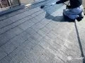 屋根塗装の様子 経年劣化した屋根を綺麗にメンテナンスしました。[屋根塗装_上塗り]