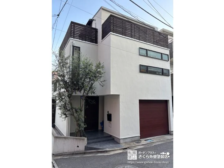 No.521 ホワイトの外壁に木目の温かみが映えるお住まいの外壁塗装・屋根塗装工事