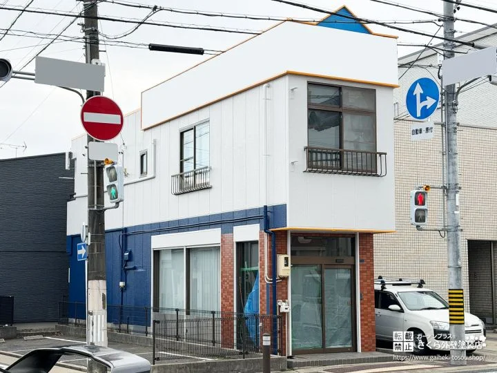 No.594 ホワイトと鮮やかなブルーがツートンで映える外壁塗装工事