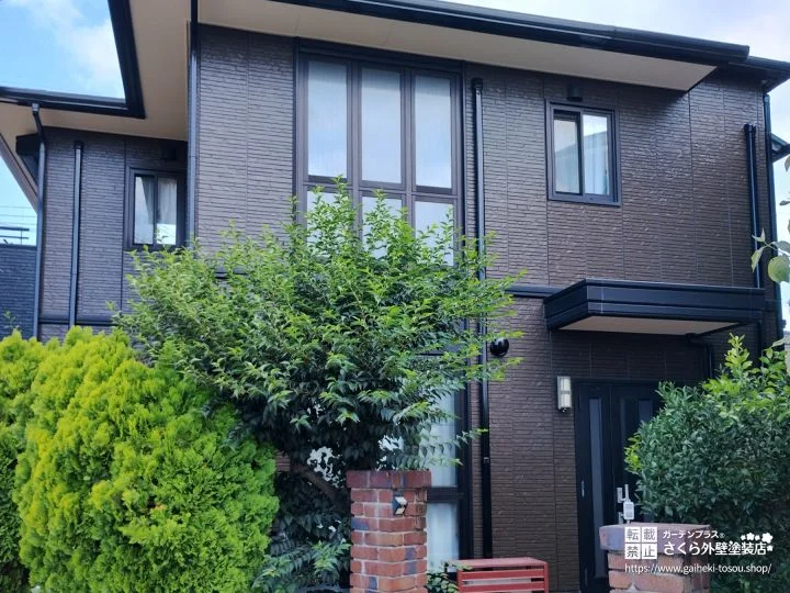 No.640 レンガ調の外構に映えるブラウンの外壁塗装・屋根塗装工事