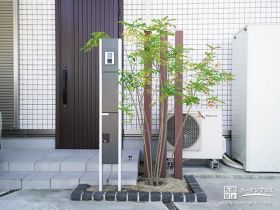 角柱と植栽が調和する門まわり