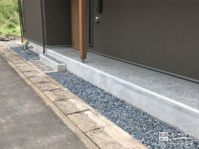 和の趣を感じる那智石の玄関まわり