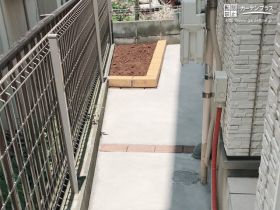 建物周りを綺麗に舗装し、花壇も設置