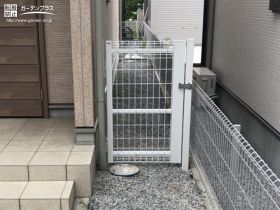 犬走りに通用門を設けてお庭をクローズに