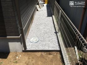 犬走りと境界フェンス