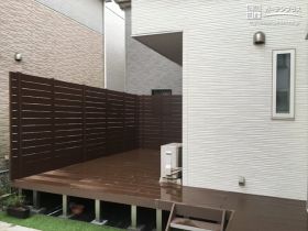 濡れ縁のように建物に沿って施工したウッドデッキ