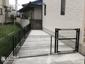 犬走りに門扉を設置