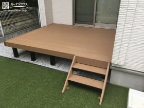 入隅を利用したウッドデッキ