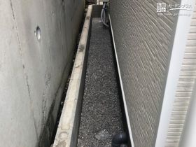 犬走りは防草シートと砂利で雑草対策