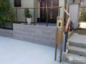 大きな植栽を撤去して見通しもよくなった門まわり