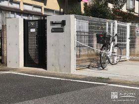 お庭を広く使えるよう道路境界側に設けた門柱