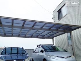 建物に調和する2台用のカーポート