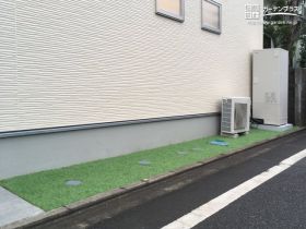 建物境界にも人工芝で彩りをプラス