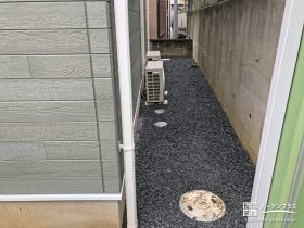 通気性のよくない建物裏側も雑草対策を