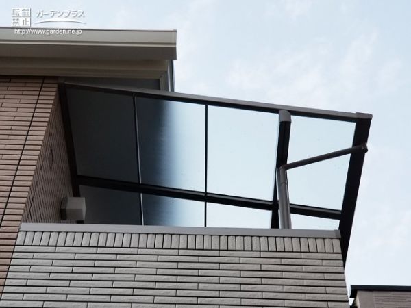 2階のお部屋の快適性を高めるバルコニー屋根設置工事