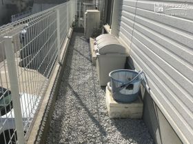 丁寧に雑草対策した犬走り