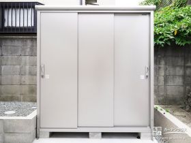 空間全体と調和するシルバーの物置