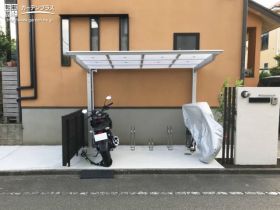 シンプルながらスタイリッシュな印象のサイクルポート