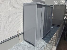 動線を塞がないスリムな物置