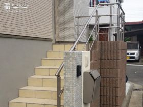 イエローのタイルが明るい階段