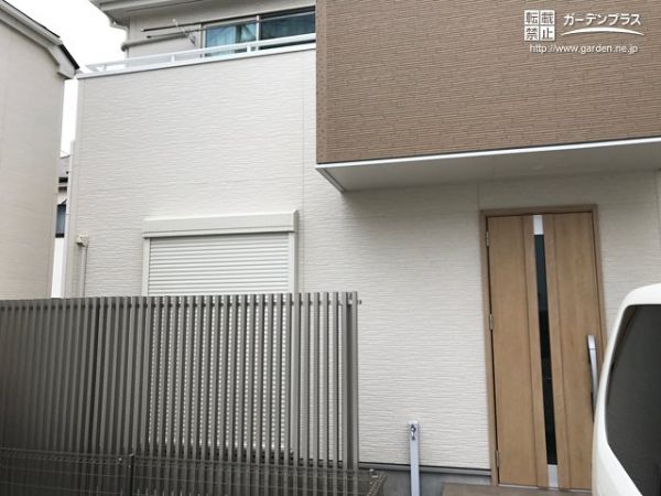 モダンな雰囲気の外観に合う目隠しフェンスの設置工事