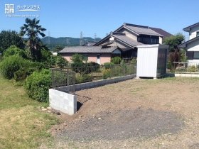 広いお庭の安全をサポートする土留めとフェンス