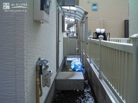 R型屋根と前面パネルで雨風の吹込みを防ぐテラス屋根