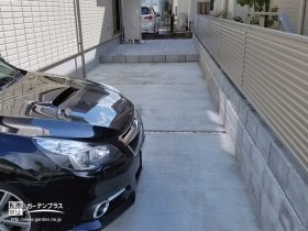 シンプルな砂利目地の駐車スペースと!シンプルなラインの目隠しフェンス