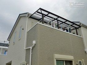 お住いと調和するシンプルなデザインのバルコニー屋根