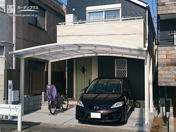 アール屋根のカーポートが雨や強い日差しを遮り優しい快適空間のオープン外構工事