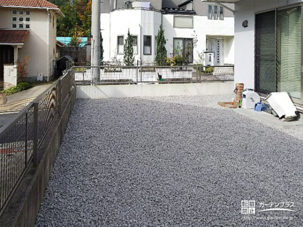 砂利で雑草対策してお部屋からの眺めも美しいガーデンリフォーム