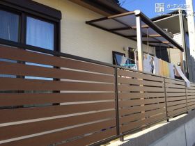 落ち着いた色合いがお住いをシックに演出するテラス屋根と目隠しフェンス