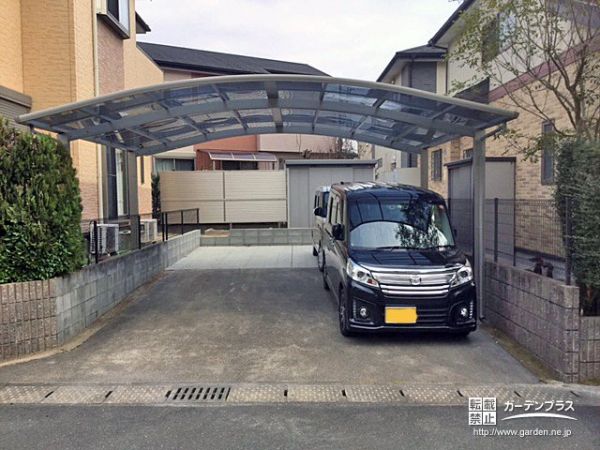 やさしい曲線がお住いの印象を柔らかくするラウンド屋根のカーポート